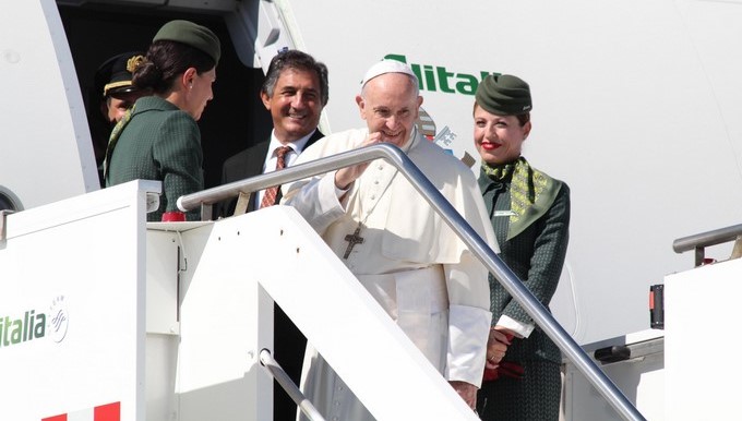 El papa Francisco (c) saluda mientras embarca en el avión que le trasladará a Colombia, en el aeropuerto de Fiumicino en Roma, Italia, hoy, 6 de septiembre de 2017. EFE