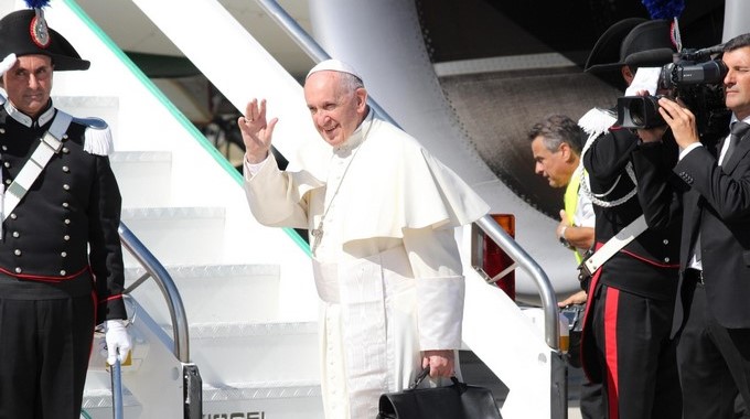 El papa Francisco (c) saluda mientras embarca en el avión que le trasladará a Colombia, en el aeropuerto de Fiumicino en Roma, Italia, hoy, 6 de septiembre de 2017. EFE