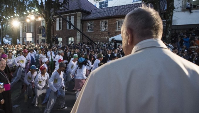 El papa Francisco contempla un baile a su llegada a la Nunciatura Apostólica en Bogotá ayer, 6 de septiembre