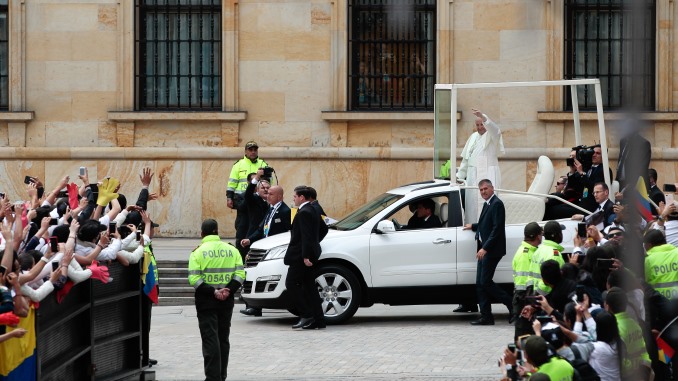 El papa Francisco llega a la Plaza de Bolívar en Bogotá
