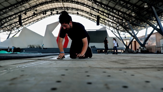 Un grupo de trabajadores ultima detalles para la visita del papa Francisco en el parque Las Malocas de Villavicencio