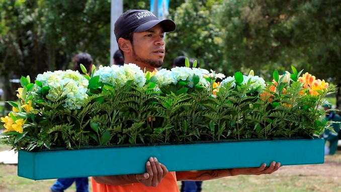Ultiman detalles en el Parque Simón Bolívar donde el papa oficiará la primera misa