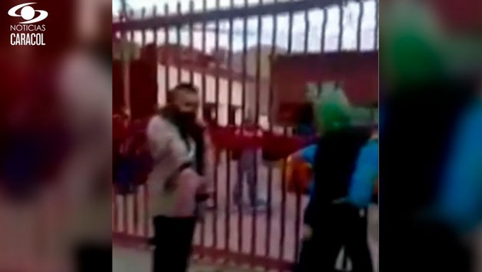 Jóvenes, al parecer bajo efectos de sustancias estupefacientes, agredieron a conductor porque los despertó