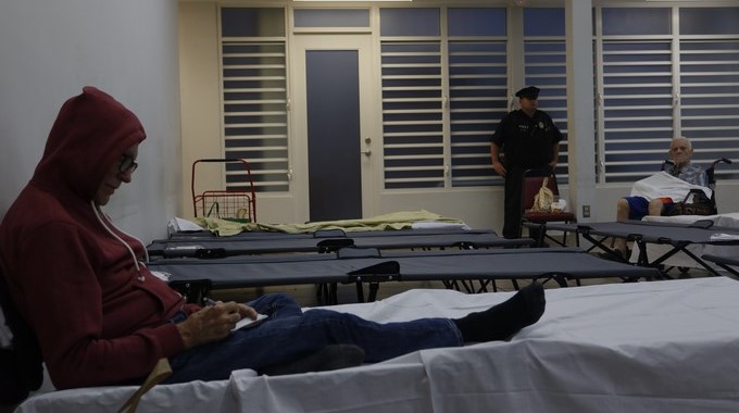 Ciudadanos se refugian en un centro de usos múltiples el miércoles 6 de septiembre ante el paso por la isla del huracán Irma, de categoría 5, en San Juan (Puerto Rico). EFE
