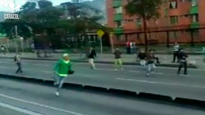 Denuncian batallas campales entre vendedores ambulantes colombianos y venezolanos en Bogotá