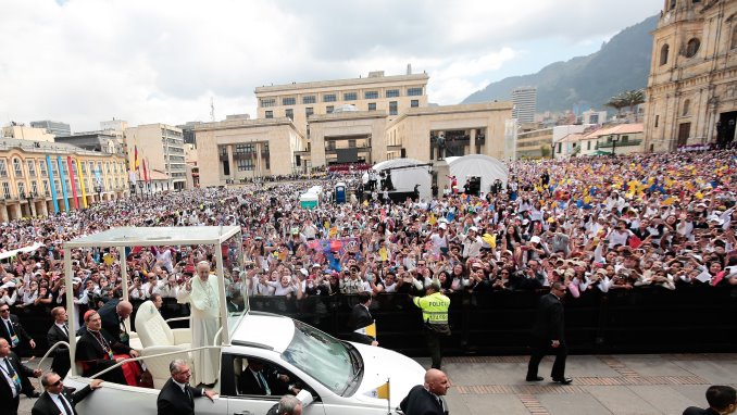 Francisco enloqueció de emoción a jóvenes reunidos en la Plaza de Bolívar