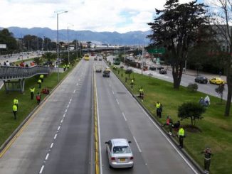 Policías y militares blindan la avenida por la que pasará el papamóvil en Bogotá 1 Policías y militares blindan la avenida por la que pasará el papamóvil en Bogotá