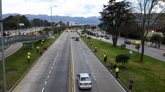 Policías y militares blindan la avenida por la que pasará el papamóvil en Bogotá