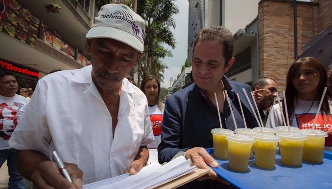 Vargas Lleras llegó hasta el pasaje Junín para recolectar firmas