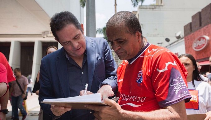 Vargas Lleras llegó hasta el pasaje Junín para recolectar firmas