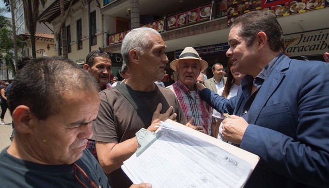 Vargas Lleras llegó hasta el pasaje Junín para recolectar firmas