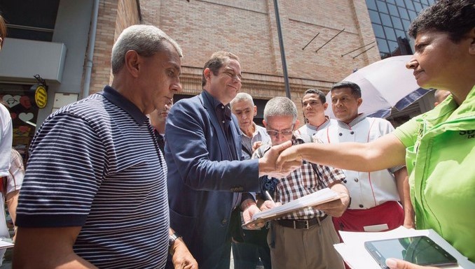 Vargas Lleras llegó hasta el pasaje Junín para recolectar firmas