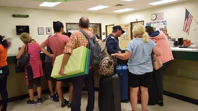 Fotografía del 7 de septiembre de 2017 de un grupo de personas que se inscribe para obtener refugio por el huracán Irma en el Terra Enviroment Institut de Kendall en Miami, Florida (EE.UU.). EFE