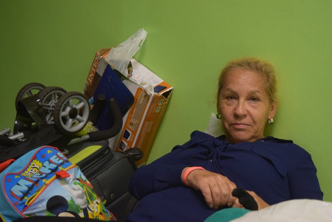 Fotografía del 7 de septiembre de 2017 de la venezolana Zenaida Delgado, de 68 años, quien acaba de llegar a Miami de Venezuela para visitar a su familia, quien se refugia a causa de la llegada del huracán Irma, en Terra Enviroment Institut de Kendall en Miami, Florida (EE.UU.). EFE