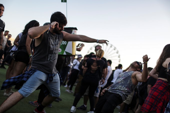 Asistentes bailan en la segunda semana del Festival Rock in Río en el Parque Olímpico de Río de Janeiro (Brasil). EFE