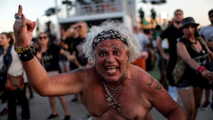Un asistente reacciona hoy, jueves 21 de septiembre de 2017, en la segunda semana del Festival Rock in Río en el Parque Olímpico de Río de Janeiro (Brasil). EFE