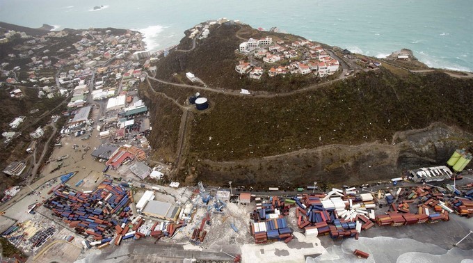 Fotografía facilitada por el Departamento de Defensa de Holanda que muestra una vista aérea de los daños causados por el huracán Irma a su paso por Philipsburg, en la isla de San Martin, ayer 6 de septiembre. EFE