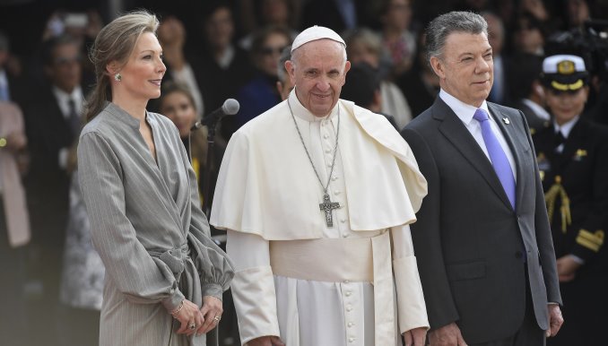 El papa pide a los colombianos que huyan de la venganza en el camino hacia la paz
