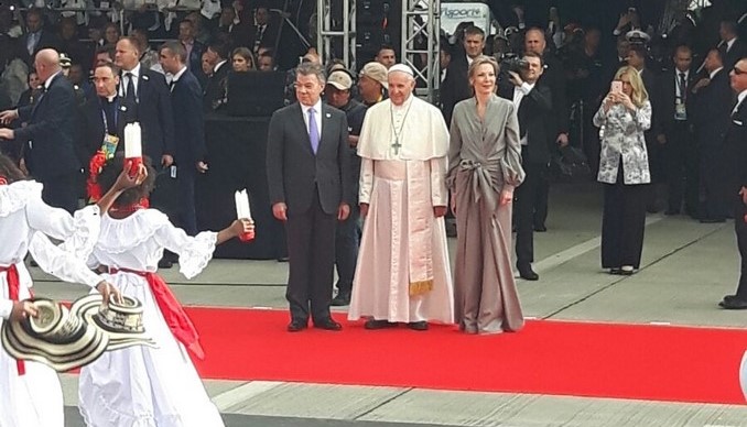 El presidente Juan Manuel Santos y su esposa, María Clemencia Rodríguez, reciben al papa Francisco