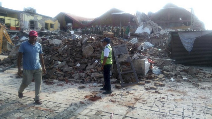 Vista general de los daños tras el fuerte sismo de magnitud ocho en la escala abierta de Richter que sacudió anoche a México, hoy viernes, 8 de septiembre de 2017, en el municipio de Juchitán, estado de Oaxaca (México). EFE
