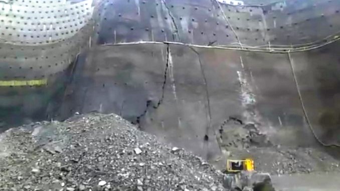 Así se derrumbó un costado del Túnel de Tesalia de la Concesión Pacífico 3