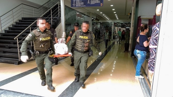 VIDEO Y FOTOS: Hallaron el cadáver de un hombre en centro comercial del Hueco