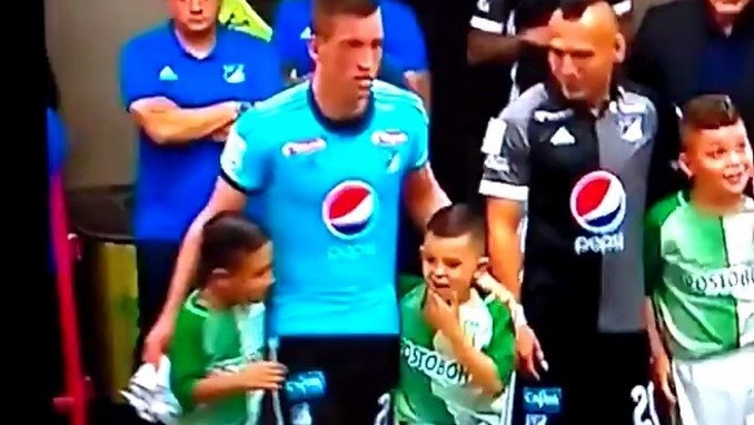 VIDEO: Inesperada reacción de estos niños con el arquero Vikonis 1 vikonis