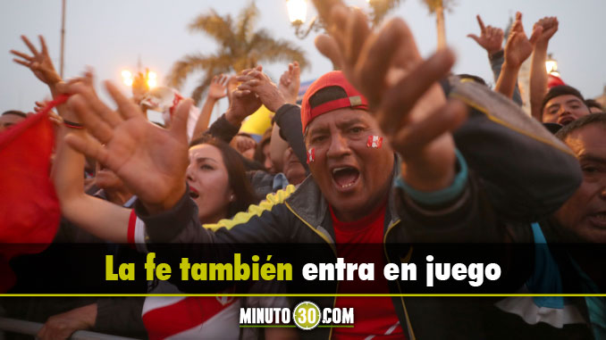 Peruanos y Colombianos le rezan a sus santos en las afueras del Estadio Nacional de Lima