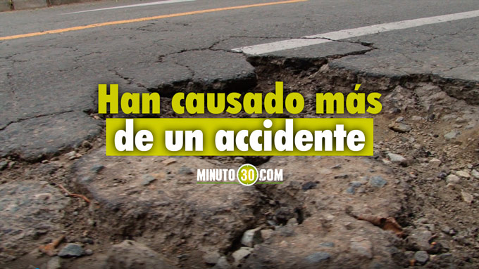 VIDEO: Los “abismos” en la vía que preocupan a residentes y transeúntes en Los Colores