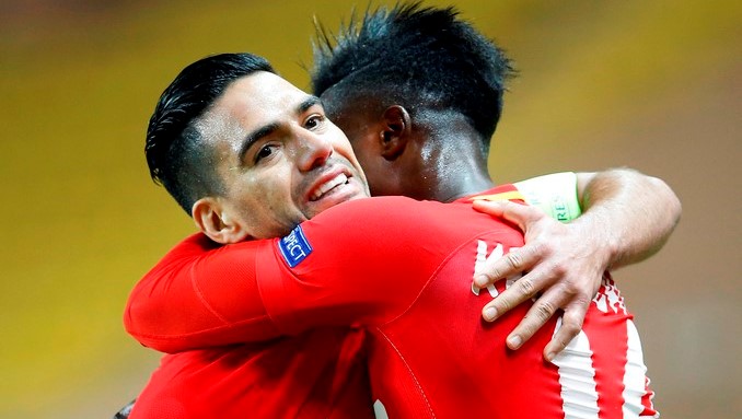 Radamel Falcao (i) del Mónaco celebra con su compañero Keita Balde un gol en el estadio Stade Louis II en Mónaco. EFE/Archivo
