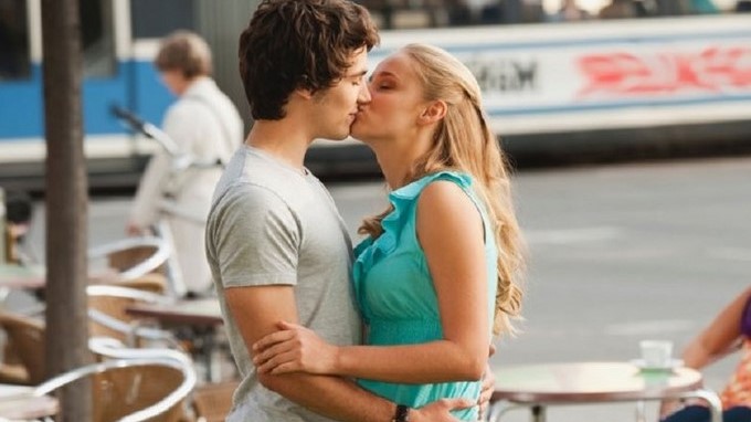 Los condenaron a prisión por besarse en público