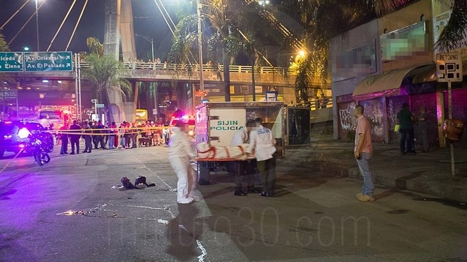 VIDEO Y FOTOS: Con arma blanca lo asesinaron por el barrio Colón 11 Cad%C3%A1ver zona Centro de Medell%C3%ADn 10