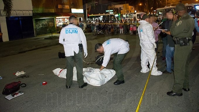 VIDEO Y FOTOS: Con arma blanca lo asesinaron por el barrio Colón 1 Cad%C3%A1ver zona Centro de Medell%C3%ADn 22