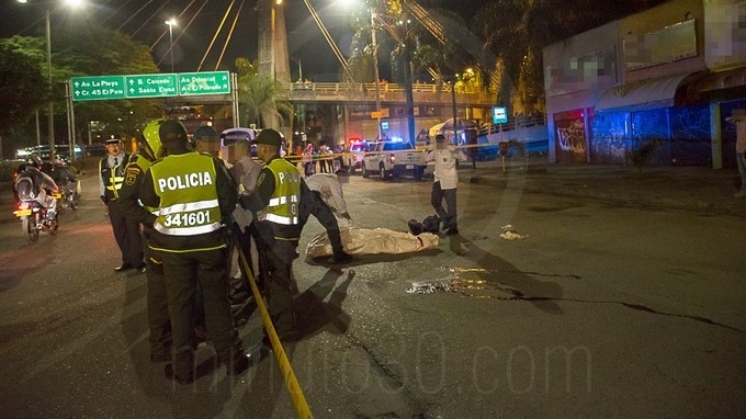 VIDEO Y FOTOS: Con arma blanca lo asesinaron por el barrio Colón 4 Cad%C3%A1ver zona Centro de Medell%C3%ADn 31