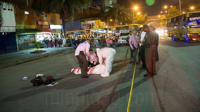 VIDEO Y FOTOS: Con arma blanca lo asesinaron por el barrio Colón 6 Cad%C3%A1ver zona Centro de Medell%C3%ADn 51