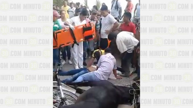 VIDEO: Choque entre jinete y motociclista dejó dos heridos y el caballo muerto