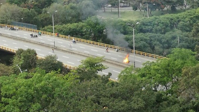 moto_incinerada_disturbios