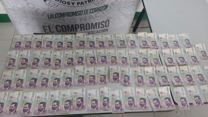 FOTOS: Abandonaron $3,5 millones falsos en la vía pública 3 Dinero_Falso_2