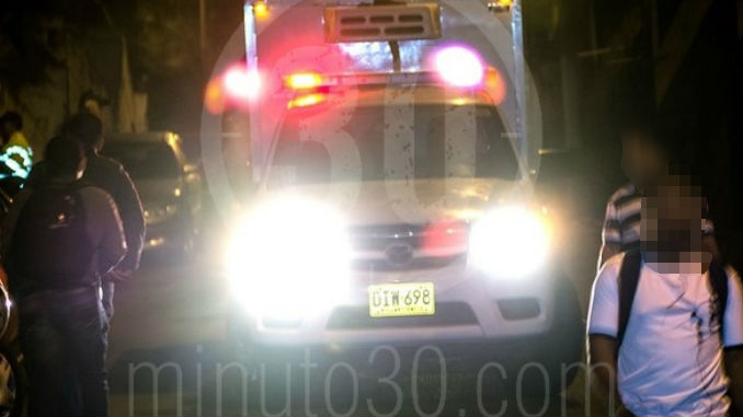 Con heridas en el tórax, brazo, abdomen, piernas y cara resultó un hombre atacado a tiros en El Centro 1 Escena_del_CRimen_Carro_Fiscalia