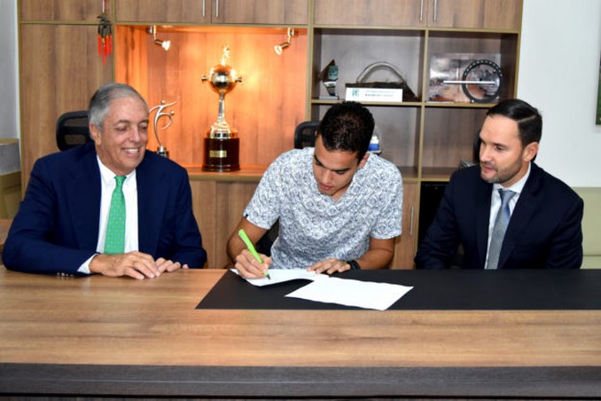 Defensa renovó por tres años más con Nacional 5 Felipe Aguilar Atletico Nacional 1