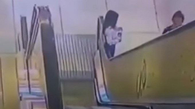 Niña escaleras electricas