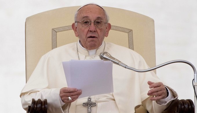 El papa critica la autoridad “opresiva, que crea desconfianza y hostilidad”