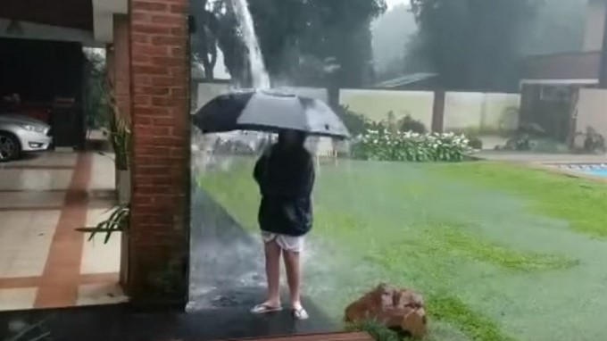 Rayo en medio de la lluvia