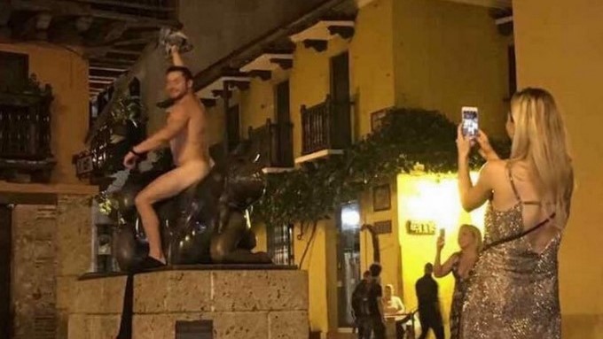 Turista se desnudo en monumento