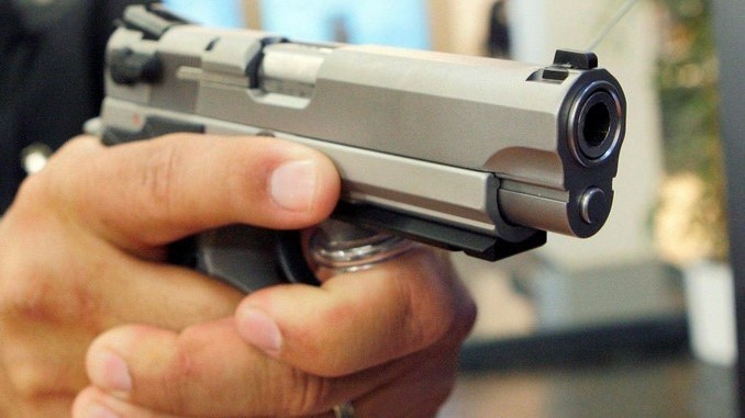 Le dispararon en varias ocasiones, al parecer, era el "aguinaldo" de su ex 1 arma-efe