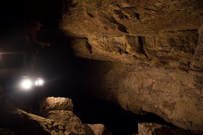Visitante en el interior de la cueva de El Pendo en Cantabria (España), donde la aplicación de una nueva técnica de "Teledetección", ha permitido analizar unos restos de pigmentos y ver que lo que en principio no eran más que restos de pigmentos y trazos de quienes habitaron hace unos 24.000 años la cueva cántabra, son en realidad tres ciervas que salen a la luz como si fueran "pinturas fantasma". EFE
