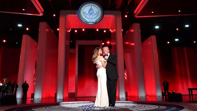 El presidente de EEUU, Donald J. Trump (dcha) y la primera dama, Melania Trump (izda) en el primer baile presidencial del pasado 20 de enero de 2017. EFE/Archivo