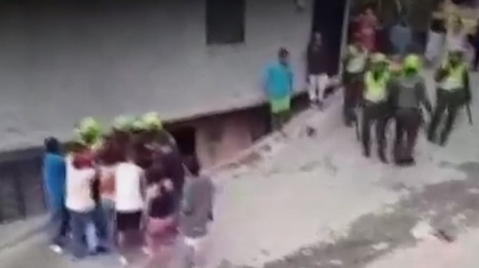 Operativo contra venta de drogas en El Popular terminó en disturbios 1 batalla policia