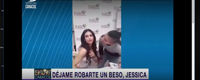 Fanático le "roba un beso" a Jessica Cediel/ Captura tomada de Caracol