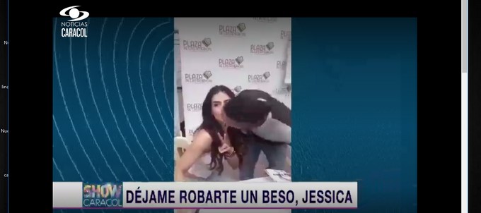 Fanático le "roba un beso" a Jessica Cediel/ Captura tomada de Caracol